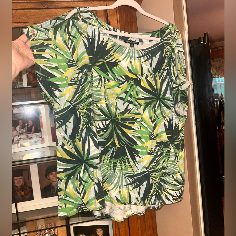 1X Tropical Leaf Print Top. MUST BE BUNDLED